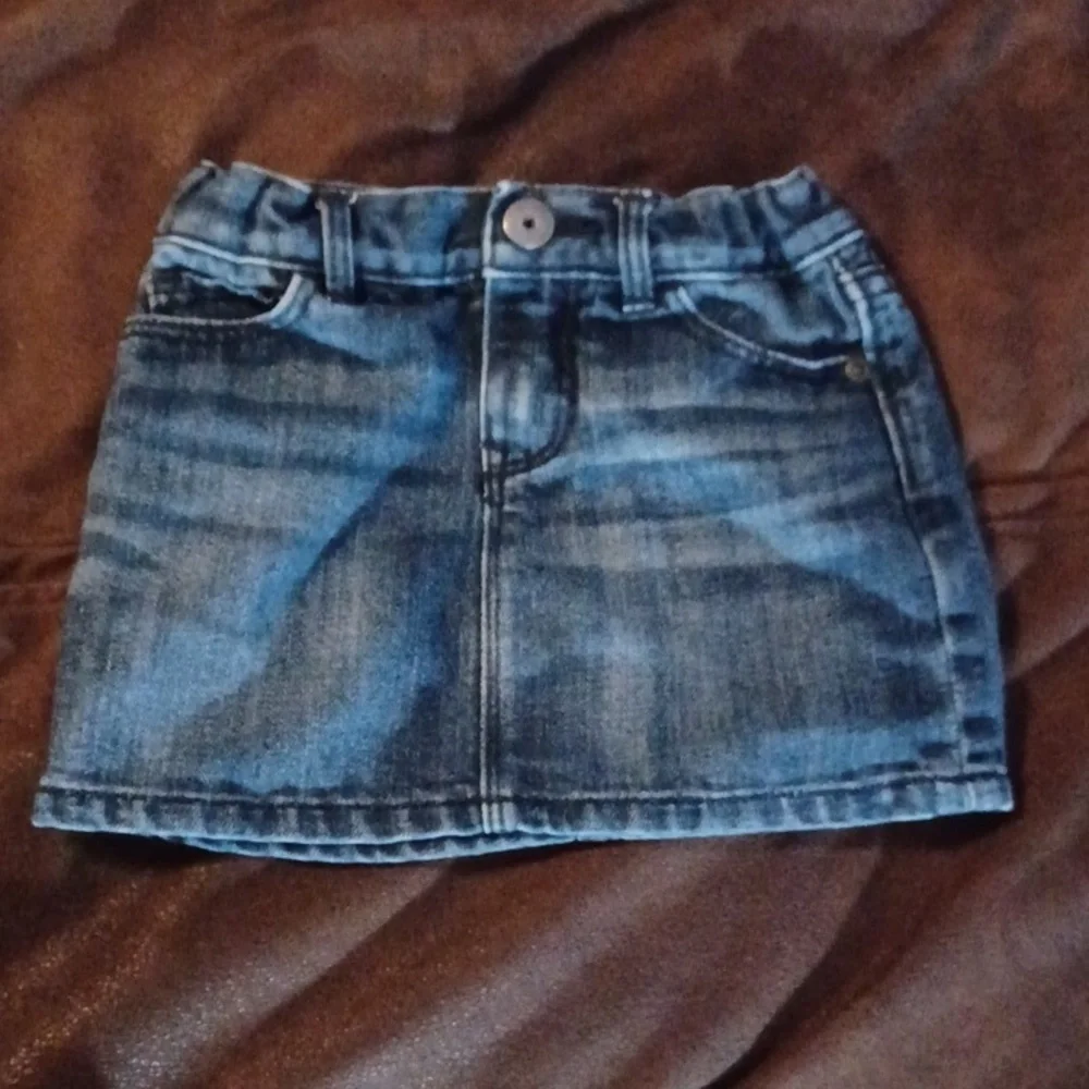 GAP SKIRT, WITH JUMPING BEANS TOP, BOTH ARE SIZE 3T.